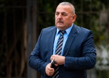 I nxori armën policisë! lihet në burg djali i ish-deputetit demokrat, sot drejtor socialist –