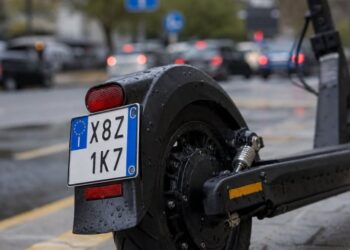 Rregullat e reja për lëvizjen me monopatina në Itali, pa targa gjobitesh deri në 400 euro –