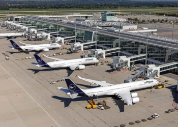 Një dron fluturon pranë zonës së operimit në Aeroportin e Mynihut, pezullohen përkohësisht fluturimet –