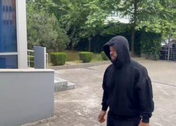 Tritoli në biznesin e tij, Noizy paraqitet në GJKKO si dëshmitar për gjyqin ndaj Laert Haxhiut –