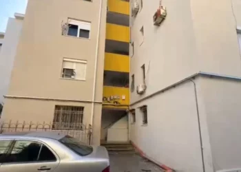 Ngjarje e rëndë në Shkodër, i riu hidhet nga pallati dhe humb jetën –
