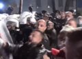 Protesta zhvendoset drejt Parlamentit/ Një polic i lënduar nxirret nga rreshti, kordoni nën sulm me molotovë! –