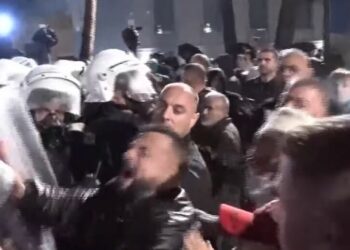 Protesta zhvendoset drejt Parlamentit/ Një polic i lënduar nxirret nga rreshti, kordoni nën sulm me molotovë! –