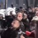 Protesta zhvendoset drejt Parlamentit/ Një polic i lënduar nxirret nga rreshti, kordoni nën sulm me molotovë! –