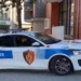 Degradon konflikti familjar në Cërrik, vëllai merr ekskavatorin dhe dëmton shtëpinë e motrave të tij –