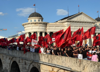 Protesta e studentëve në Shkup për gjuhën shqipe, policia liron tre të rinjtë shqiptarë –