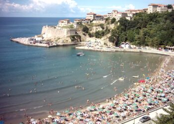 Turistët paralajmërohen në Ulqin, shkelësit rrezikojnë deri 500 euro gjobë –