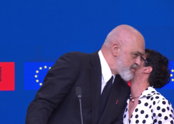 “Nuk më do ti mua?”/ Marta Kos ndërpret konferencën dhe puth kryeministrin Rama –