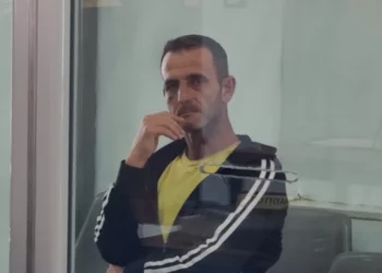 Përplasi makinën e policisë në Durrës nën efektin e alkoolit, lihet në burg 44-vjeçari –
