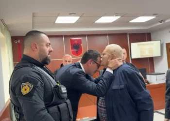 Gjykata shtyn seancën për padinë e Veliajt ndaj prokurorit të SPAK, të pranishëm edhe Robert Ndrenika me Gaz Pajën –