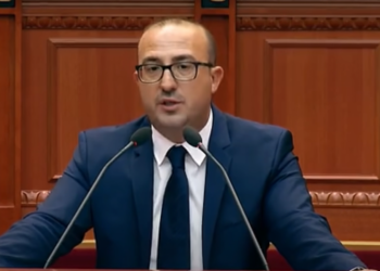 Qeveria po tallet me parlamentin, ndërsa ndërkombëtarët duhet të ndërhyjnë ndaj skandaleve –