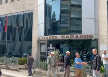‘Beach bar’-i pa leje në Ksamil/ 30 ditë burg për shefin e komisariatit, “arrest shtëpie” për dy oficerët –