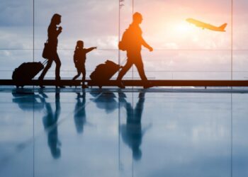 Shqipëria po zbrazet, emigracioni i të rinjve uli lindjet me 35% –