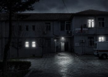 Spitali i Mallakastrës apo shtëpi fantazmash? Pacientët presin të vijnë dritat –
