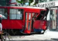 Tramvaji del nga shinat dhe futet brenda ndërtesës, disa të plagosur në Beograd –