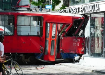 Tramvaji del nga shinat dhe futet brenda ndërtesës, disa të plagosur në Beograd –