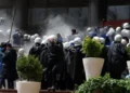 Shkopinj gome dhe gaz lotsjellës, policia hyn me dhunë në selinë e partisë opozitare në Ankara –