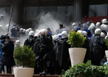 Shkopinj gome dhe gaz lotsjellës, policia hyn me dhunë në selinë e partisë opozitare në Ankara –