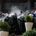 Shkopinj gome dhe gaz lotsjellës, policia hyn me dhunë në selinë e partisë opozitare në Ankara –