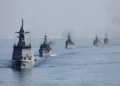 Iranianët godasin me raketa anijen amerikane në Ngushticën e Hormuzit, SHBA e mohon –