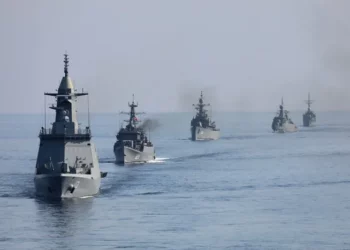 Iranianët godasin me raketa anijen amerikane në Ngushticën e Hormuzit, SHBA e mohon –