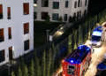 Zjarr në një pallat në Tiranë! Evakuohen banorët, një grua dërgohet në spital nga asfiksia –
