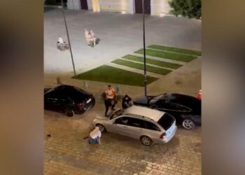 Shoferi përplas me automjet katër persona pas një konflikti –