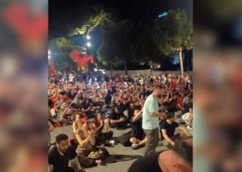Shqipëri e re, Revolucion –
