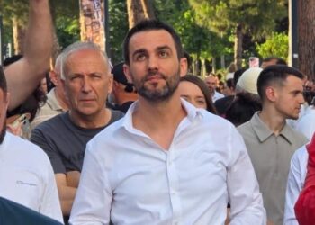 Edhe “Shqipëria bëhet” e Adriatik Lapajt merr pjesë në protestën për Zvërnecin, tensione me të rinjtë e PD-së –