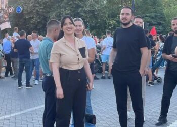 Ish-deputeti i PD Ervin Salianji i bashkohet protestës në Tiranë, e shoqëron Alesia Balliu –