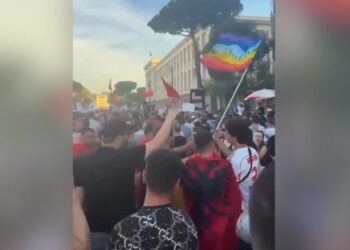 Protestuesit i ulin të riut flamurin e LGBTQI+, Rama i kritikon –