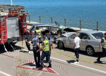 Humb jetën një grua, plagosen katër persona nga përplasja e makinave në Pogradec –