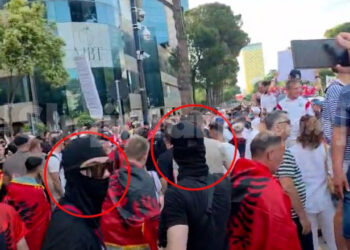 Tensione dhe përplasje fizike gjatë protestës, të rinj të maskuar në turmë –