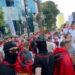 Tensione dhe përplasje fizike gjatë protestës, të rinj të maskuar në turmë –