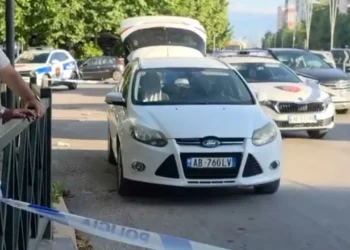 Plagosja me armë në Vlorë/ I riu u qëllua nga një person me motor pasi doli nga kafja –