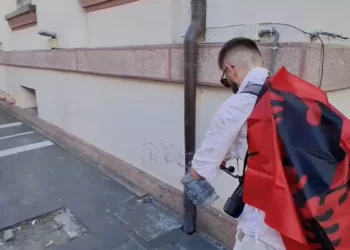 Tubimi në Tiranë për Zvërnecin, protestuesit rrethojnë Ministrinë e Brendshme me tel me gjemba –