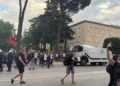 Policia sjell autobotët për të shpërndarë turmën, protestuesit shpërthejnë kordonin –