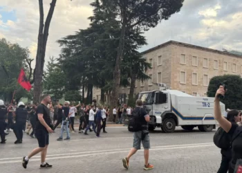 Policia sjell autobotët për të shpërndarë turmën, protestuesit shpërthejnë kordonin –