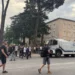 Policia sjell autobotët për të shpërndarë turmën, protestuesit shpërthejnë kordonin –