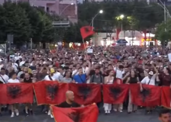 “Çohuni nga kafja”/ Protestuesit ftojnë qytetarët t’i bashkohen marshimit –