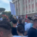 Stresi dhe Sali Lusha shkon në protestë me grupin e tij, përplaset me qytetarët pasi bëri tifo për PD-në! I shoqëruar nga babai, Sali Lushaj