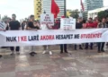 Qytetarët me pankarta në duar drejt Kryeministrisë: Nuk i ke larë hesapet me studentët
