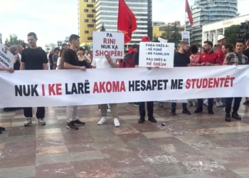 Qytetarët me pankarta në duar drejt Kryeministrisë: Nuk i ke larë hesapet me studentët