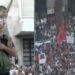 Mos e lëshoni frontin…! –