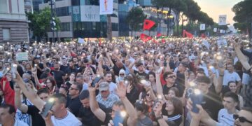 “Shqipëria nuk është në shitje”! Mijëra vetë para Kryeministrisë, thërrasin: “Dorëheqje”! –