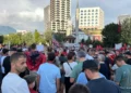 Protesta e Zvërnecit/ Përplasje për flamurin amerikan, protestuesit anti-SHBA kërkojnë heqjen e tij –