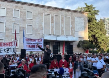 Protesta e Zvërnecit/ Të rinjtë e FRPD-së zhurmojnë folësit kur thërrasin “Berisha n’burg” –