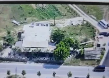 Aksion policor në Vlorë/ Arrestohen gjashtë persona, sekuestrohen armë, automjete dhe para –