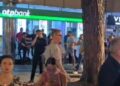 Surprizë në protestë, Ambasadori i BE, Silvio Gonzato shfaqet mes qytetarëve –