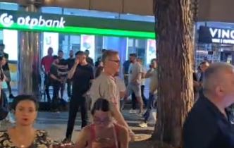 Surprizë në protestë, Ambasadori i BE, Silvio Gonzato shfaqet mes qytetarëve –